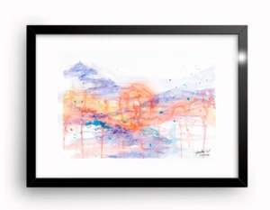 Expansión, acuarela sobre papel de Geraldine Marquez. Composición abstracta horizontal en tonos naranja, amarillo, azul y violeta sobre fondo blanco. En el centro se distingue una forma circular concéntrica en naranja, como un sol o remolino, rodeada de nubes difuminadas en violeta y azul. Numerosos goteos verticales de pintura naranja y azul descienden desde la zona central hacia la parte inferior de la obra, junto con pequeñas salpicaduras de tinta azul. Obra firmada por la artista en la esquina inferior derecha.
