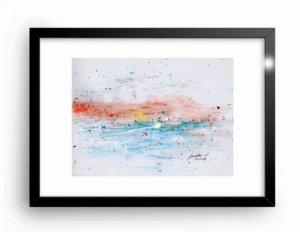 Chispazos, acuarela sobre lienzo de Geraldine Marquez. Composición abstracta horizontal que evoca un paisaje o atardecer: una franja superior en tonos coral y rojo se funde hacia un punto de luz amarilla en el centro, mientras la mitad inferior se disuelve en azul turquesa como un cuerpo de agua. Múltiples salpicaduras de pintura en rojo, azul, negro y gris cubren toda la superficie, con delgados trazos blancos y azules que cruzan el centro de la obra. Obra firmada por la artista en la esquina inferior derecha.
